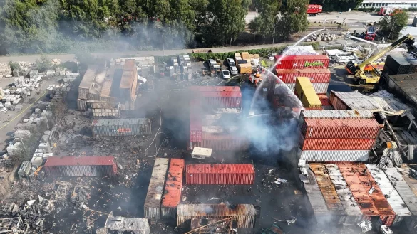Brandbek&auml;mpfung an mehreren Stellen gleichzeitig - der Gro&szlig;brand im Hamburger Hafen hat rund 320 Einsatzkr&auml;fte besch&auml;ftigt. - &copy; Marcus Golejewski/dpa
