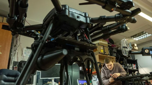 Ukrainische Kampfdrohnen greifen russische Militärflughäfen an. (Archivbild) - © Evgeniy Maloletka/AP/dpa