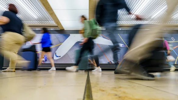 Fliegen bedeutet meist ohnehin Stress - viele Menschen, Zeitdruck, Änderungen. Wenn auch noch Angst dazukommt, ist schon der Weg zum Gate ein Horrortrip. - © Andreas Arnold/dpa/dpa-tmn