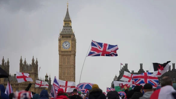 Angef&uuml;hrt und organisiert wurde die rechte Gro&szlig;demo von dem bekannten britischen Rechtsextremisten Tommy Robinson. - &copy; Joanna Chan/AP/dpa