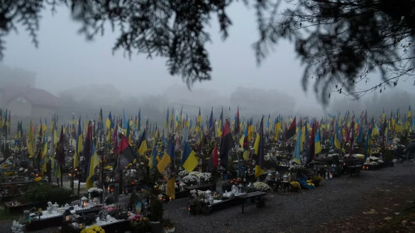 Soldatengräber in der Ukraine. UN-Beobachter haben seit dem Sommer deutlich mehr Fälle erfasst, in denen ukrainische Kriegsgefangene getötet wurden. (Symbolbild) - © Mykola Tys/AP/dpa