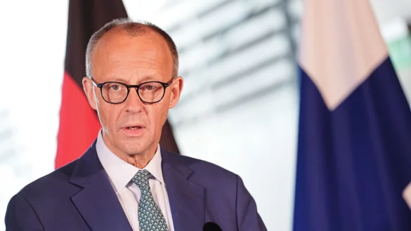 Bundeskanzler Friedrich Merz (CDU) sieht die Reichweitenfreigabe für deutsche Waffen in der Ukraine als nötig an. - © Kay Nietfeld/dpa