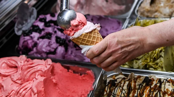 Laut Umfrage bestellen die meisten Verbraucher in Deutschland zwei bis drei Kugeln in der Eisdiele. - © Jens Kalaene/dpa
