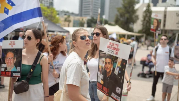 Angeh&ouml;rige und Unterst&uuml;tzer der Geiseln versammelten sich in Israel vor der Freilassung einer Geisel. - &copy; ILIA YEFIMOVICH/dpa