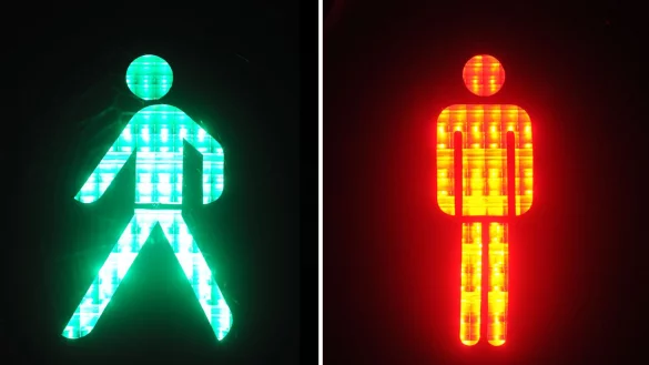 Ob Fußgänger, Auto- oder Radfahrer: Der ADAC stellte bei einer Untersuchung in Köln eine Reihe von Rotlichtverstößen fest. (Symbolbild) - © Felix Hörhager/dpa