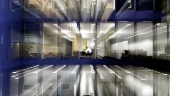 Stunden sammeln und dafür an anderen Tagen freinehmen: Arbeitszeitkonten sind gängig - die Spielregeln sind aber nicht gesetzlich geregelt. - © Frank Rumpenhorst/dpa-tmn