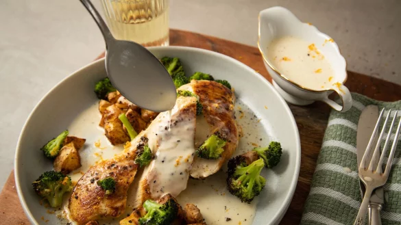 Unwiderstehlich: Gebratene Maishähnchenbrust mit einer Beurre Blanc, einer klassischen Buttersoße der französischen Küche. - © Christin Klose/dpa-tmn