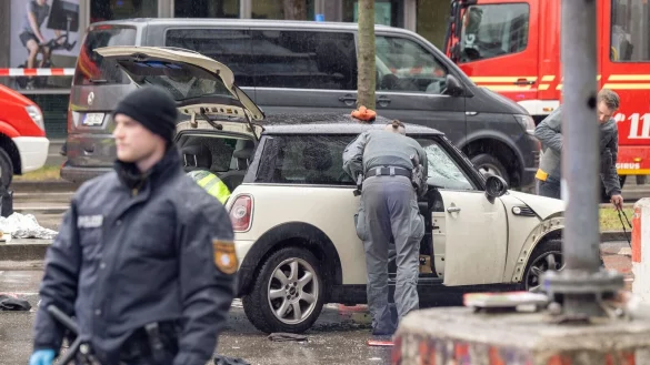 Laut Polizei wurden viele Menschen verletzt. - © Peter Kneffel/dpa