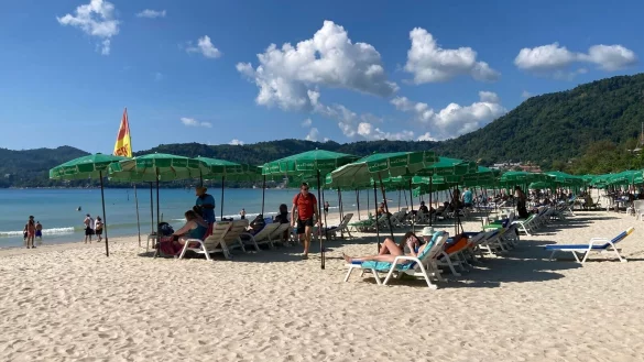 Auch nahe des bekannten Patong Beach wurde ein Sprengsatz gefunden. (Archivbild) - © Carola Frentzen/dpa