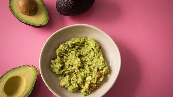 Zerdrückte und gewürzte Avocado bietet sich als leckerer pflanzlicher Brotaufstrich an. - © Christin Klose/dpa-tmn