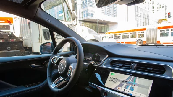 Waymo kutschiert Fahrgäste in mehreren US-Städten ohne einen Menschen am Steuer. (Archivbild) - © Andrej Sokolow/dpa