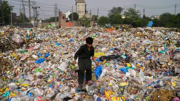 Plastikabfall wird auch exportiert und sorgt in vielen Entwicklungsländern für Probleme. (Archivbild) - © K.M. Chaudary/AP/dpa