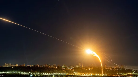 Nahezu t&auml;glich werden Ziele in der Ukraine mit russischen Kampfdrohnen angegriffen. (Archivbild) - &copy; Evgeniy Maloletka/AP