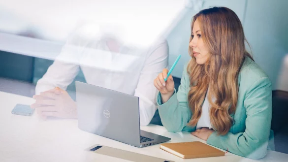 Klare Perspektiven: Ein Probezeitgespräch bietet die Chance, Erwartungen und zukünftige Aufgaben zu klären. - © Zacharie Scheurer/dpa-tmn