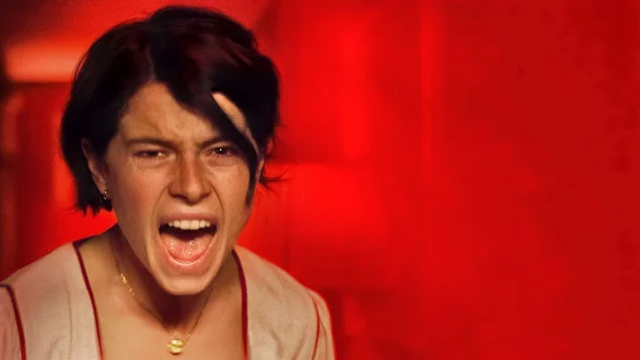 Harper (Jessie Buckley) schlägt zurück. - © Kevin Baker/ZDF/dpa