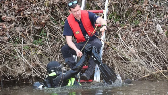 Taucher haben die Lahn in Weilburg auf einer Strecke von mehreren hundert Metern nach dem vermissten sechsjährigen Pawlos abgesucht. - © Thomas Frey/dpa