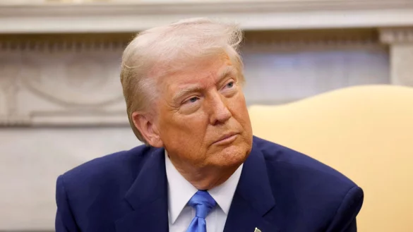 Trump h&auml;lt an seinen Umsiedlungspl&auml;nen f&uuml;r den Gazastreifen fest und pr&auml;sentiert seine Vision in einem KI-Video. - &copy; Ludovic Marin/AFP Pool via AP/dpa