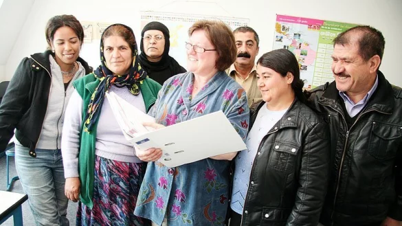 Sigrun Stahr (Mitte) und die Kursteilnehmer Mina G&uuml;nzel, Felek Alkan, Serin Halef, Nauzed Jalal Said, Basee Ahmed und Siad Ahmed (von links) freuen sich &uuml;ber das Rezeptbuch, an dem alle mitgewirkt haben.  - &copy; Foto: Becker