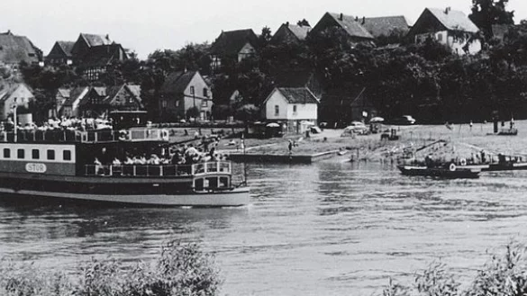 Lang ist es her: Fr&uuml;her haben in Erder nicht nur Ausflugsdampfer angelegt, das Weserdorf ist auch ein wichtiger Umschlagplatz f&uuml;r den G&uuml;terverkehr auf dem Wasserweg gewesen. - &copy; Foto: privat