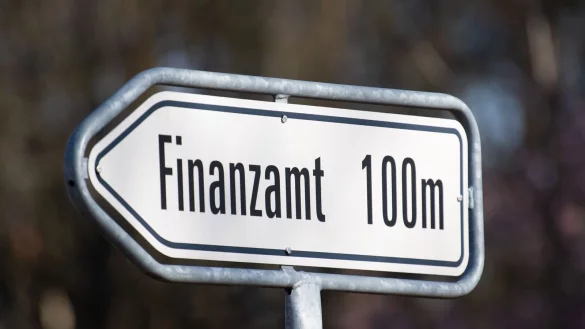 Hinweisschild des Potsdamer Finanzamtes. - &copy; Soeren Stache/dpa-Zentralbild/dpa