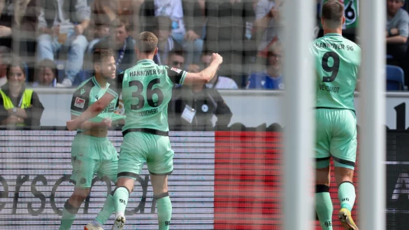Traf für Hannover 96 an einem besonderen Tag: Louis Schaub (l). - © Friso Gentsch/dpa