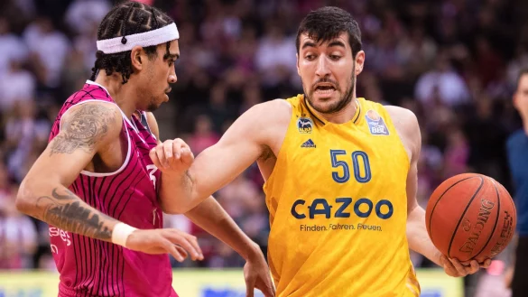 Bonns Tyson Ward (l) verteidigt Albas Yovel Zoosman. - &copy; Marius Becker/dpa