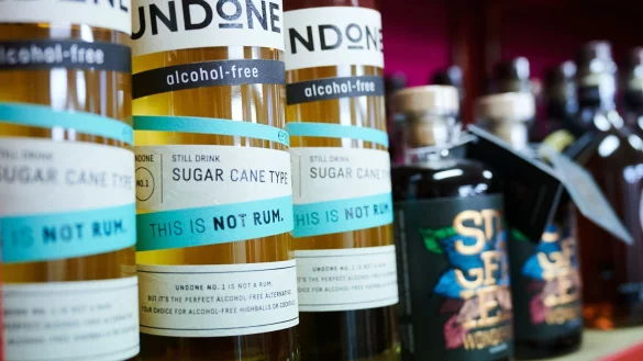 In einem Null-Prozent-Sp&auml;ti im Bergmannkiez in Berlin stehen alkoholfreien Spirituosen im Regal. - &copy; Annette Riedl/dpa