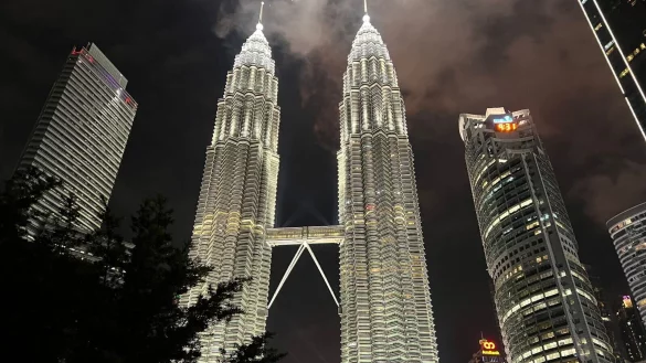 Die Petronas Towers in Kuala Lumpur bei Nacht. Die 452 Meter hohen Zwillingst&uuml;rme waren von 1998 bis 2004 das h&ouml;chste Geb&auml;ude der Welt. - &copy; Carola Frentzen/dpa