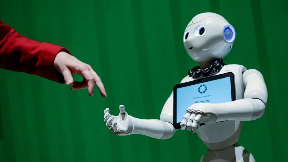 Ein Roboter interagiert beim «Speed Dating mit KI» im Hammerbrooklyn Digital Campus mit einer Frau. Künstliche Intelligenz weckt die Hoffnungen auf ein neues goldenes Informations-Zeitalter. - © Axel Heimken/dpa