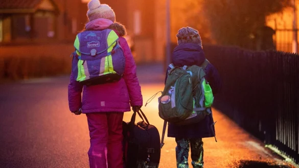 Je besser das Kind sichtbar, desto geringer das Risiko im Stra&szlig;enverkehr. Am Rucksack sollten deswegen gen&uuml;gend Reflektoren angebracht sein. - &copy; Julian Stratenschulte/dpa/dpa-tmn