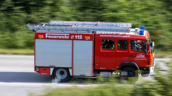 Ein L&ouml;schfahrzeug der Feuerwehr f&auml;hrt zu einem Einsatz. - &copy; Jens B&uuml;ttner/dpa-Zentralbild/dpa/Symbolbild