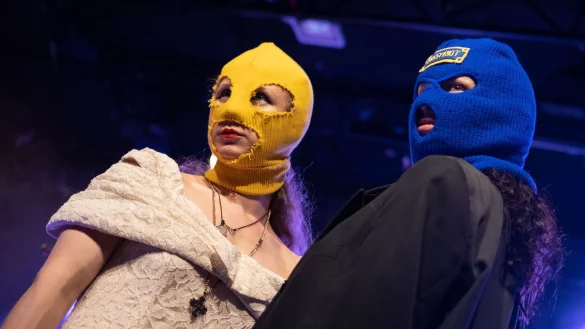 Maria Aljochina (l) und Olga Borisova von der russischen Punkband Pussy Riot bei den &laquo;Riot Days 2022&raquo; in Stuttgart. - &copy; Marijan Murat/dpa
