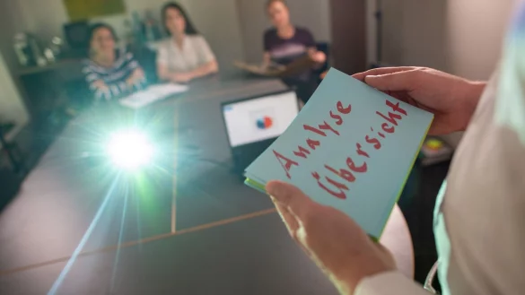 Wer einen &uuml;berzeugenden Vortrag halten will, sollte am besten auf ein ausformuliertes Manuskript verzichten. Besser ist es, frei zu sprechen und nur Stichpunkte zu notieren. - &copy; Klaus-Dietmar Gabbert/dpa-tmn