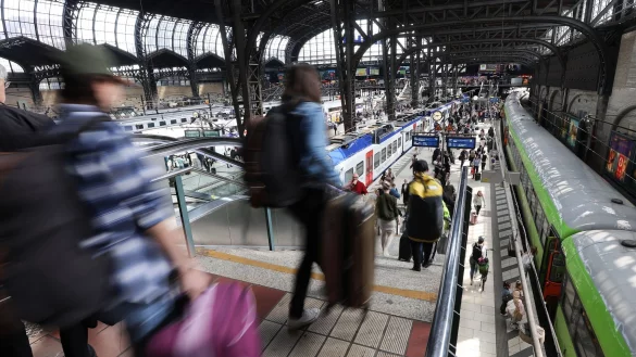 Manchmal muss man sich beeilen, um den Zug noch zu erwischen. Oft hat aber auch die Bahn Versp&auml;tung. - &copy; Bodo Marks/dpa/dpa-tmn