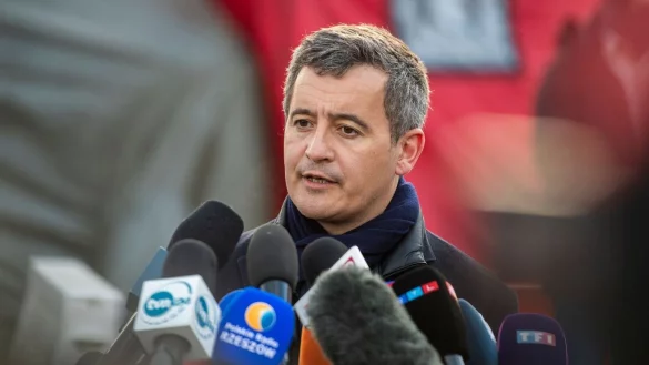 Der französische Innenminister Gérald Darmanin dankt den Helfern nach dem Angriff in Paris. - © Christophe Gateau/dpa