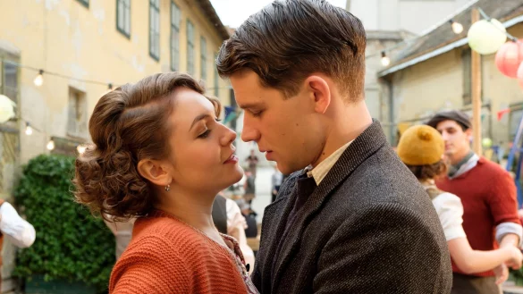 Der 17-j&auml;hrige Franz Huchel (Simon Morze) verliebt sich in die Variet&eacute;t&auml;nzerin Anezka (Emma Drogunova). - &copy; Petro Domenigg/rbb/ARD Degeto/Tobis/Epo Film/Glory Film/dpa