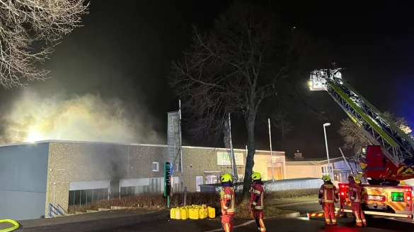 Einsatzkr&auml;fte der Feuerwehr l&ouml;schen ienen Brand. - &copy; Tim Oelbermann/dpa