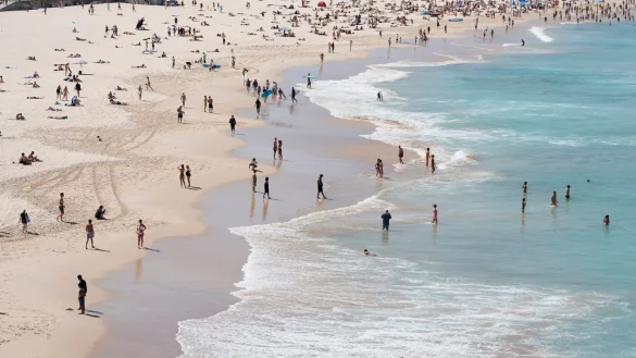 Menschen suchen Abk&uuml;hlung am Bondi Beach in Sydney. - &copy; Rick Rycroft/AP