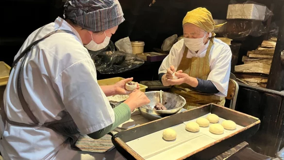 Harumi Okubo (79, rechts) und ihre Kollegin Tomoko Horiuchi (58) beim Oyaki-Backen in einem Restaurant, wo sie arbeiten. - &copy; Lars Nicolaysen/dpa