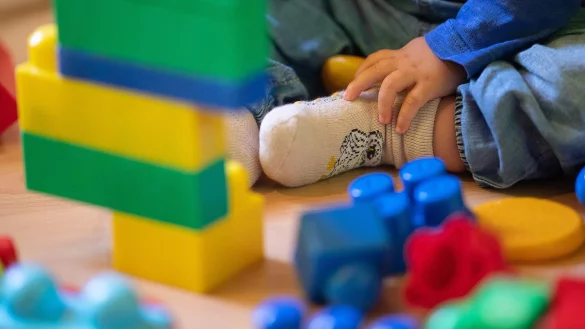 Ein Kind spielt in einer Kita. - &copy; Sebastian Gollnow/dpa/Illustration