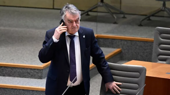 Herbert Reul (CDU), Innenminister von Nordrhein-Westfalen, telefoniert im Landtag vor Beginn des bundesweiten Probealarms am Warntag mit seinem Handy. - &copy; Roberto Pfeil/dpa/Archivbild