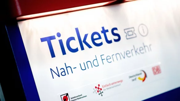 Das 49-Euro-Ticket soll den Anreiz schaffen, sich nicht nur aus Kosten-, sondern auch aus Klimaschutzgr&uuml;nden f&uuml;r den &ouml;ffentlichen Nahverkehr zu entscheiden. - &copy; Hauke-Christian Dittrich/dpa