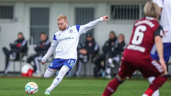 Schalkes Florent Mollet spielt den Ball mit dem Fu&szlig;. - &copy; Tim Rehbein/dpa