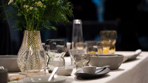 Wer gro&szlig; eindeckt, braucht vielf&auml;ltiges Geschirr. Auch viele kleine Sch&auml;lchen f&uuml;r Dipps und Gew&uuml;rze geh&ouml;ren jetzt auf den Tisch, wie auch die Dekorateure von am Stand von Broste Copenhagen auf der Messe Ambiente zeigen. - &copy; Franziska Gabbert/dpa-tmn