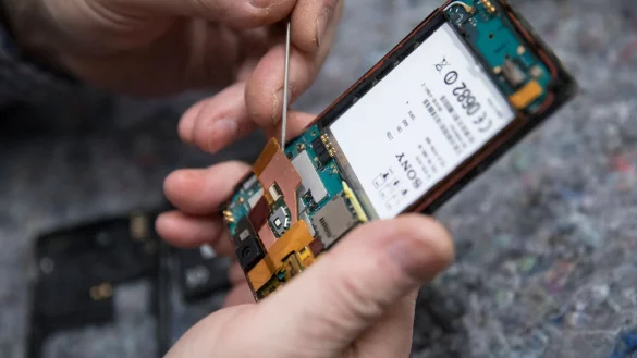 Hilfe im Repair-Caf&eacute;: Dort l&auml;sst sich fast alles vom Haartrockner bis zum Handy reparieren. - &copy; Florian Schuh/dpa-tmn