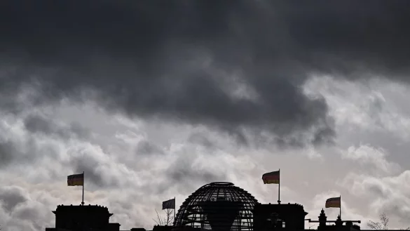 Dunkle Wolken &uuml;ber dem Reichstagsgeb&auml;ude in Berlin. - &copy; Jens Kalaene/dpa