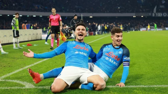 Neapel-Torschütze Eljif Elmas (l) und Giovanni Di Lorenzo jubelm. - © Alessandro Garofalo/LaPresse/dpa