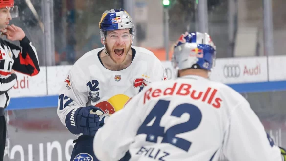 Benjamin Smith (l) und den EHC Red Bull M&uuml;nchen brauchen noch einen Sieg zum DEL-Titel. - &copy; Daniel L&ouml;b/dpa