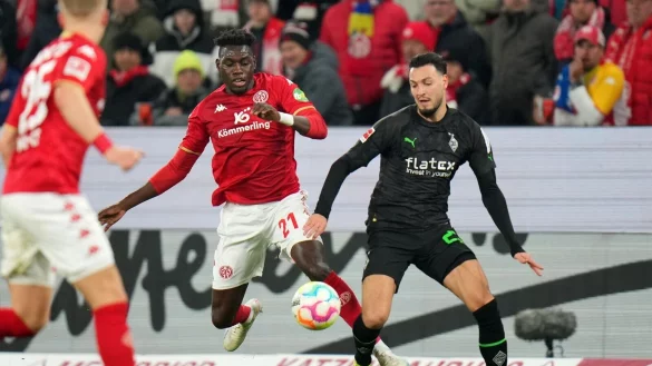 Der Mainzer Danny da Costa (l) und M&ouml;nchengladbachs Ramy Bensebaini k&auml;mpfen um den Ball. - &copy; Thomas Frey/dpa/Archivbild