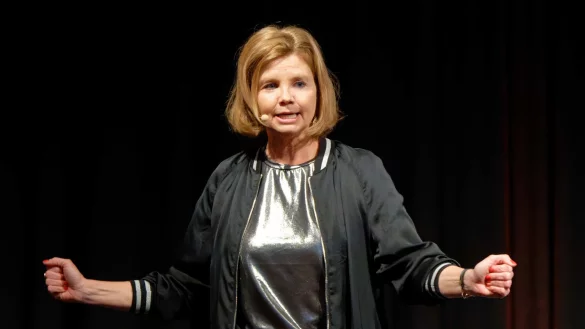 Die Schauspielerin Annette Frier steht bei der Veranstaltung &laquo;Remix 4!&raquo; beim Literaturfestival Lit.Cologne auf der B&uuml;hne. - &copy; Henning Kaiser/dpa